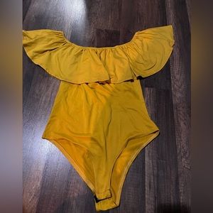 ✨ Off the shoulder mustard bodysuit